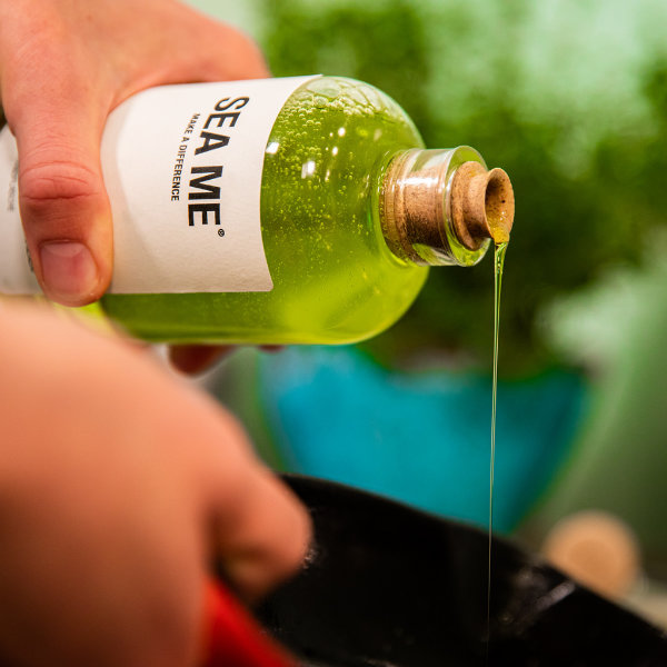 Spülmittel mit Zitronenthymian in Glasflasche