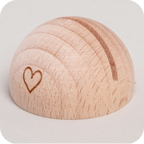 Halbrunder Kartenständer aus Holz mit Herz Motiv