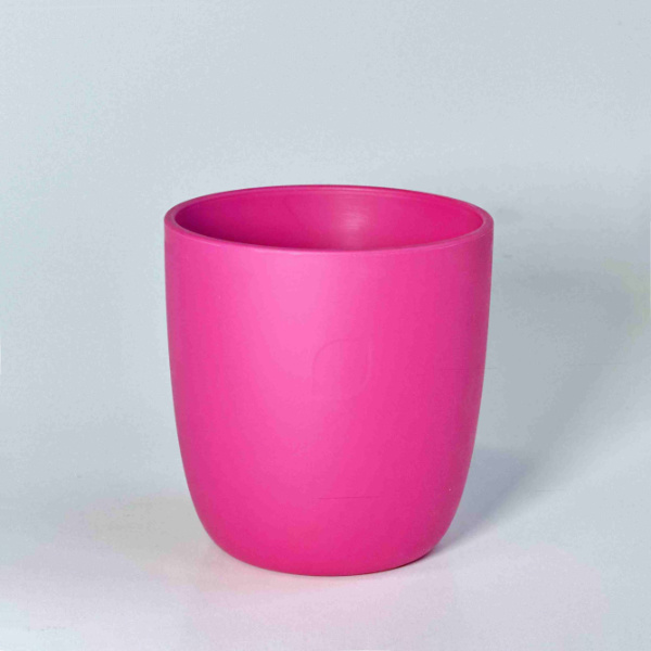 Plastikbecher in Pink auf weißem Hintergrund.