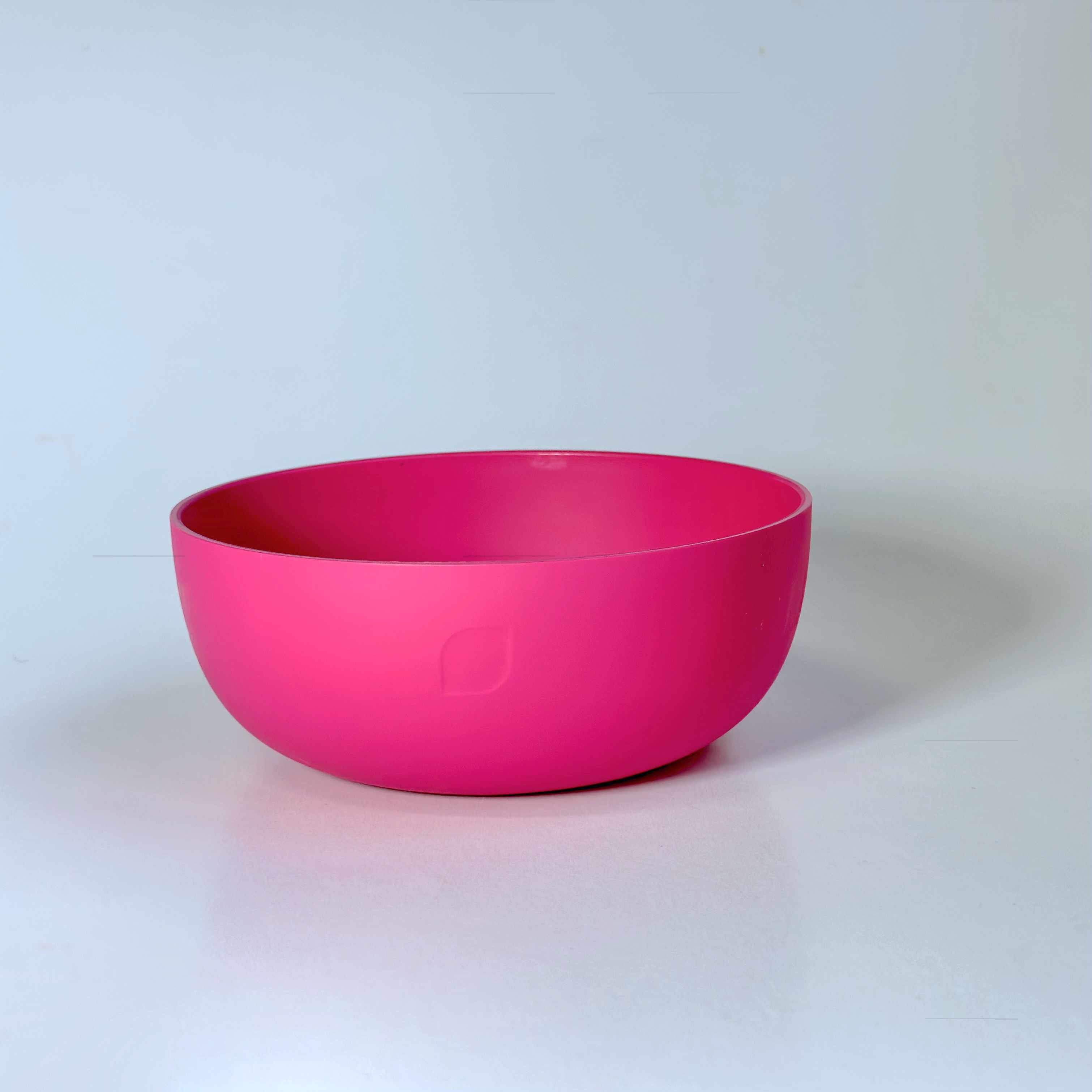 Pinkes Schälchen aus Biopolymer auf weißem Hintergrund