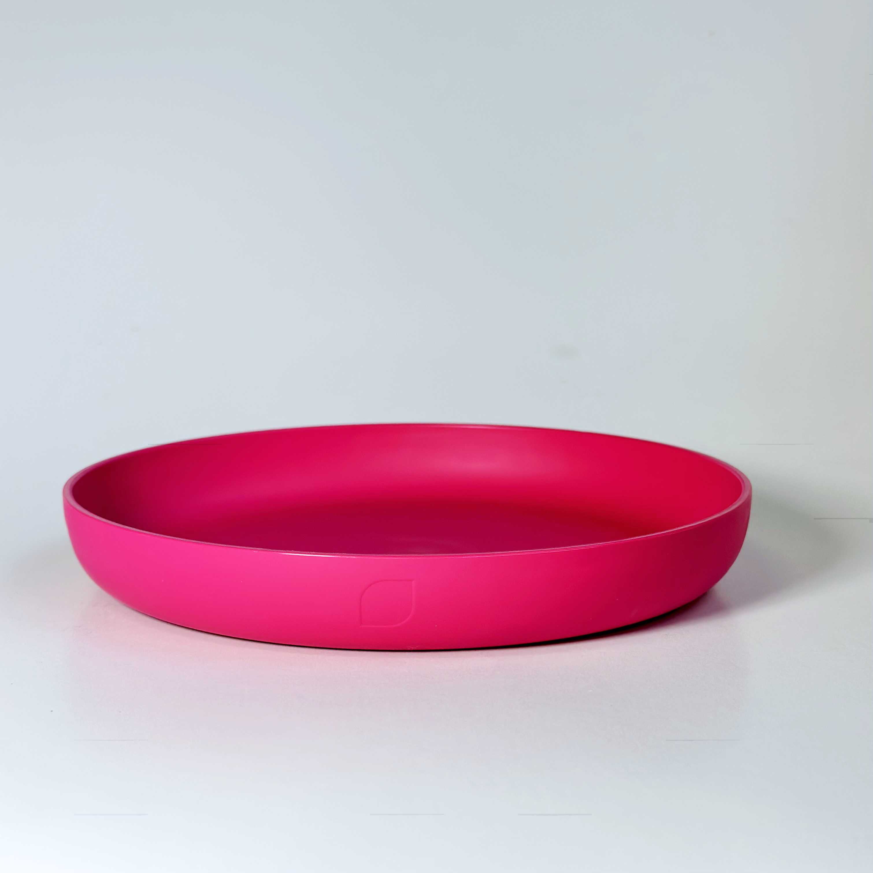 Pinker Teller auf weißem Hintergrund