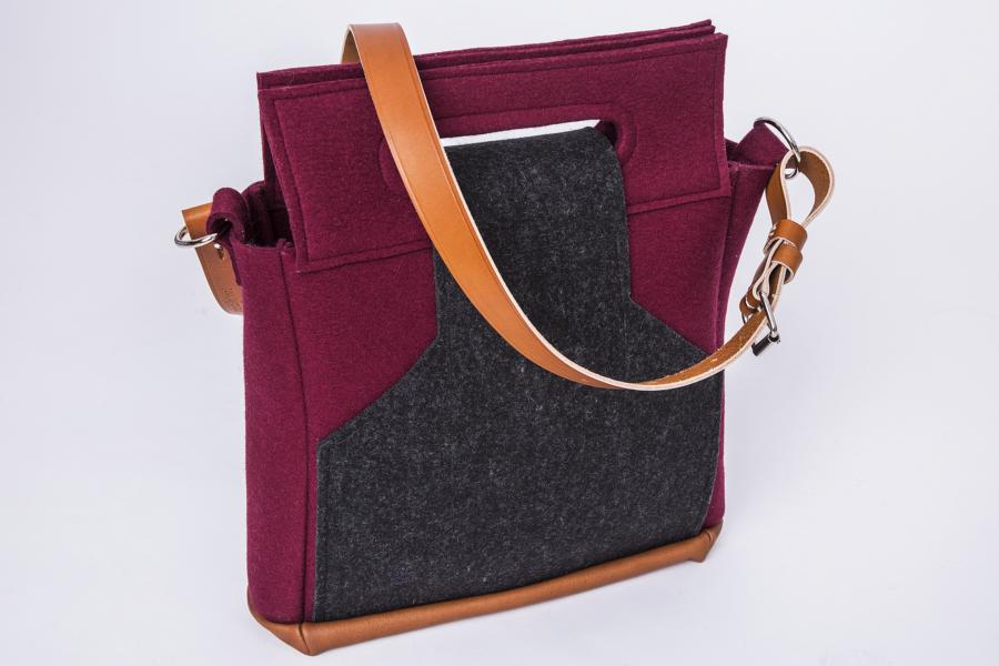 Filztasche in Bordeaux und Anthrazit auf weißem Hintergrund