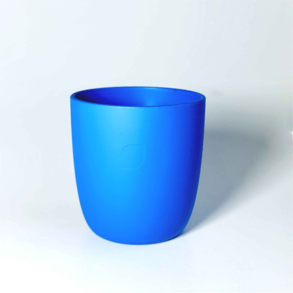 Plastikbecher in Blau auf weißem Hintergrund.