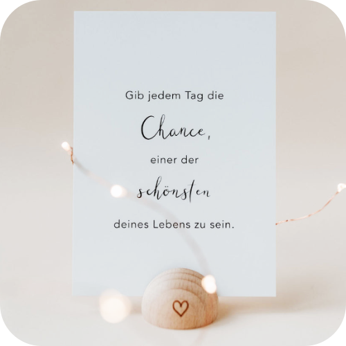 Halbrunder Kartenständer aus Holz mit Herz Motiv