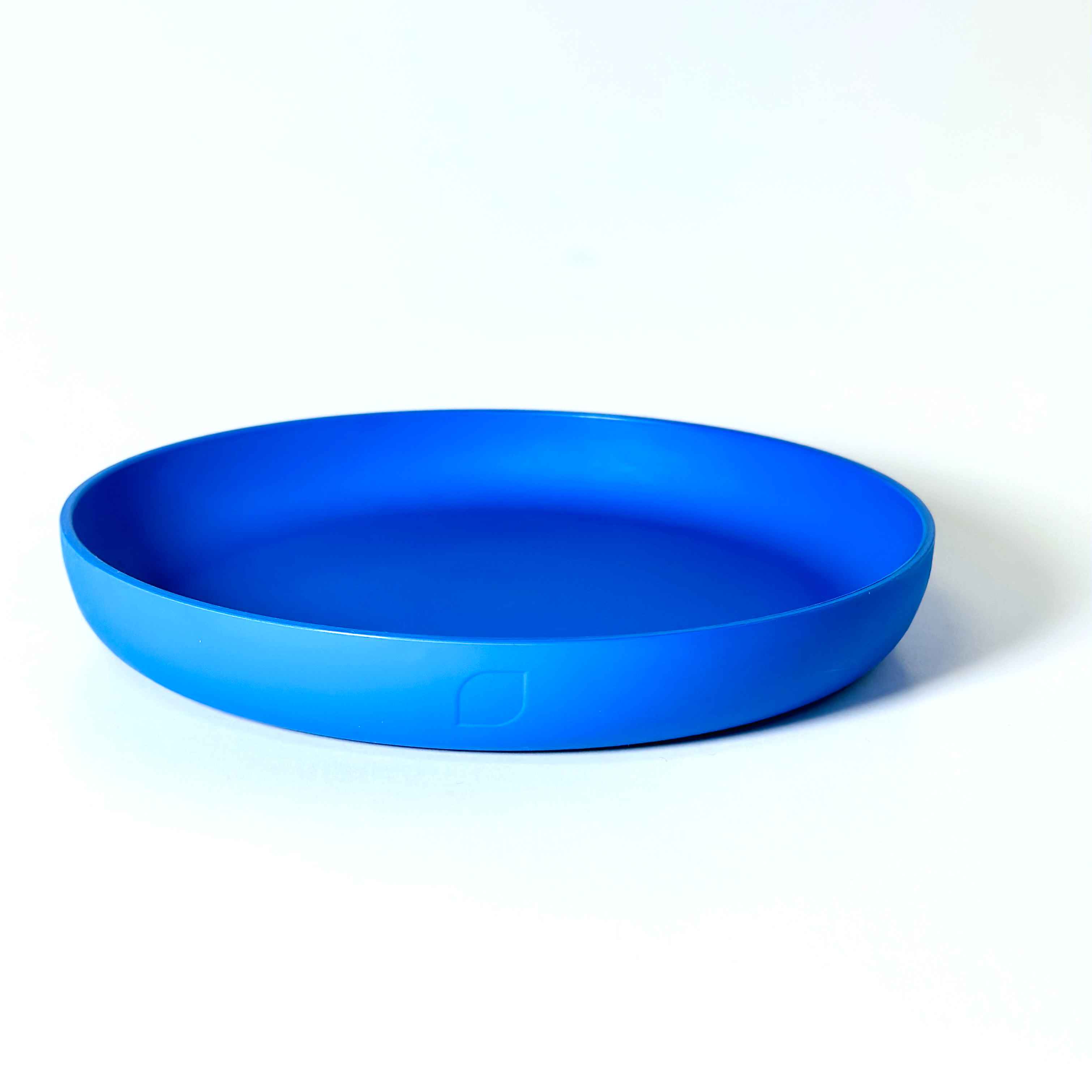 Blauer Teller auf weißem Hintergrund