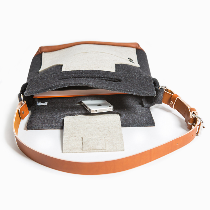 Anthrazit-beige Filztasche auf weißem Hintergrund