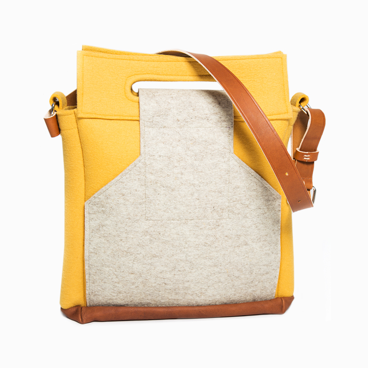 Gelb-beige Filztasche mit sichtbarer Rückseite auf weißem Hintergrund.