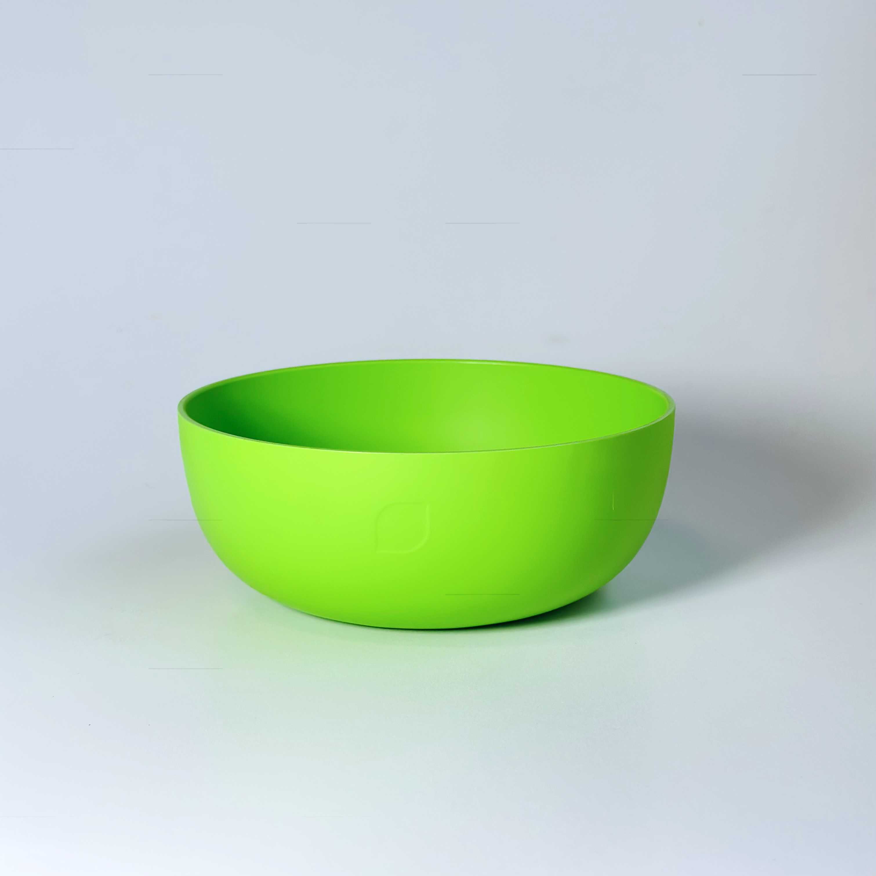 Grünes Schälchen aus Biopolymer auf weißem Hintergrund