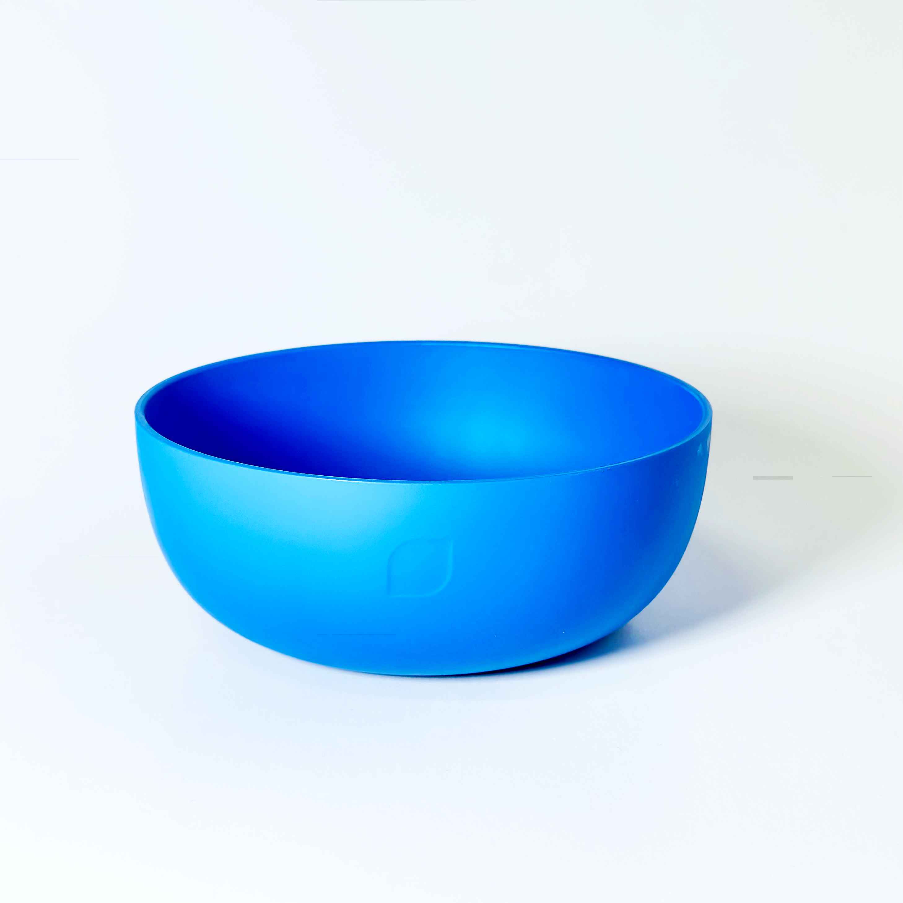 Blaues Schälchen aus Biopolymer auf weißem Hintergrund