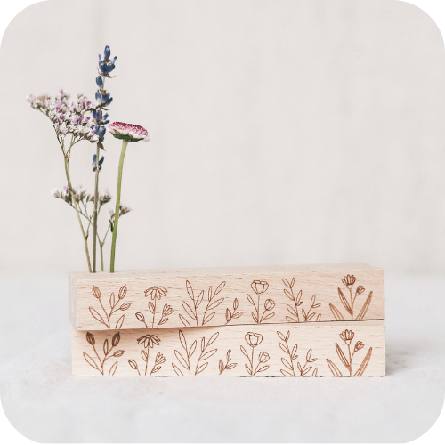 Karten- und Blumenhalter aus Holz mit Blumenwiese Motiv Set